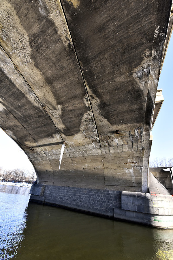 Pohled na spodní stranu kleneb s přiznanými spárami mezi čtyřmi souběžnými pásy a viditelným postupem betonování (foto: Martin Lukeš) 