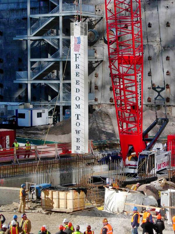 Obr. 14. Slavnostní osazení prvního ocelového sloupu věže 1WTC v prosinci 2006