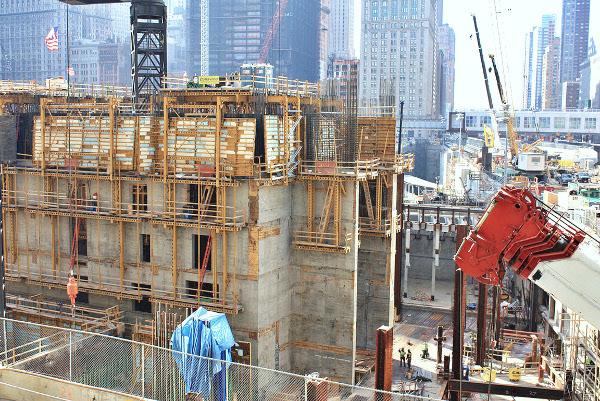 Obr. 16. Betonové jádro věže 1WTC přerůstá uliční úroveň (říjen 2008)