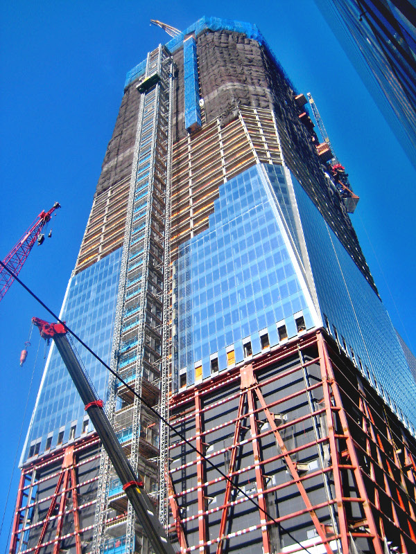 Obr. 26. Osazování skleněných fasádních panelů na montované věži 1WTC, stav v březnu 2011