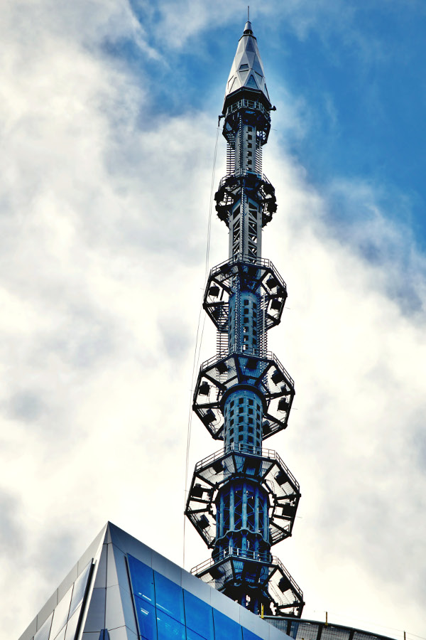 Obr. 31. Realizovaná podoba vrcholového stožáru věže 1WTC, zdroj: V. Lazarenko