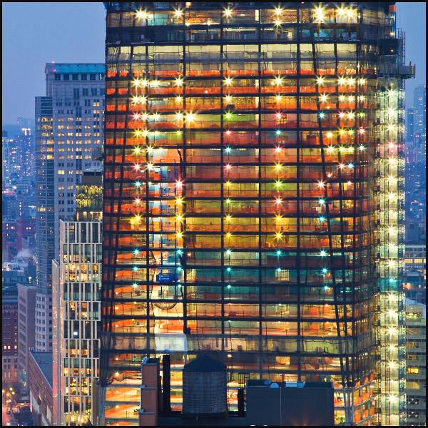Obr. 34. Slavnostní osvětlení budovy během Vánoc roku 2010, zdroj: in.formed