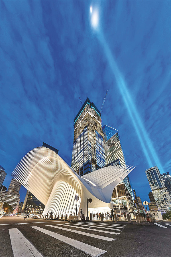 Obr. 3. Večerní pohled na The Oculus Santiaga Calatravy s věžemi 3WTC a 4WTC, zdroj: Michael Lee
