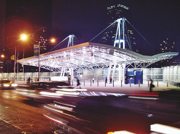 Obr. 7. První ze tří dočasných vstupů do stanice PATH na Ground Zero (2003 až 2007)