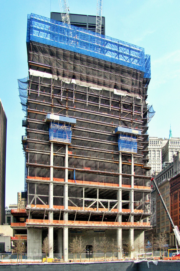 Obr. 18. Rozestavěná věž 4WTC (duben 2011), zdroj: Jonathan Hawkins