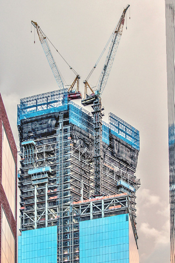  Obr. 19. Výstavba vrcholové části věže 4WTC (červen 2012), zdroj: Vinny Schiano