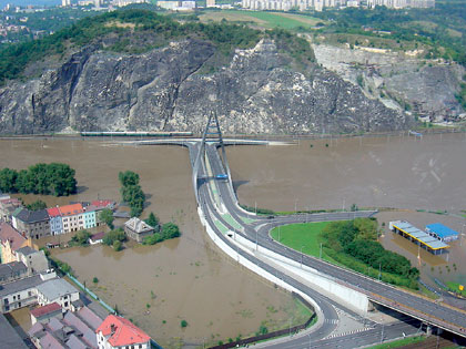 Zatopený most v Ústí nad Labem v srpnu 2002