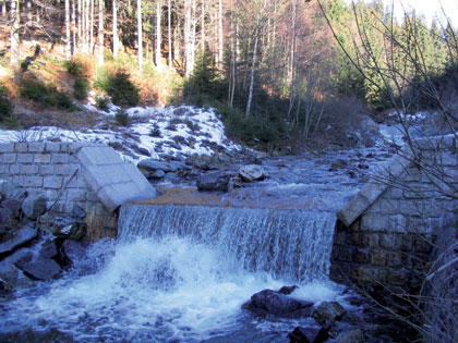 Klínový potok - stupeň s přelivem z velkých kamenů