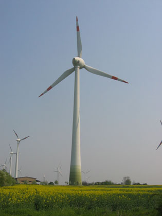 Celkový pohled na větrnou elektrárnu E-112 u Egelnu
