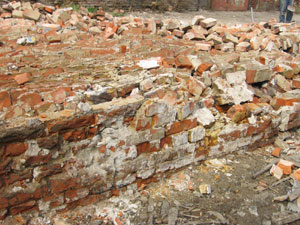 Obr. 4 zbylý kus zdi při pohledu z interiéru po pádu zdi