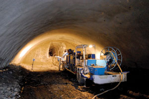 Před zahájením ražby tunelu je nutné odstranit pevné části průzkumné štoly