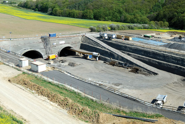 Letecký pohled na portály budoucích tunelů mezi Lochkovem a Radotínem