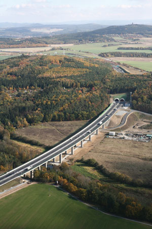 Letecký pohled na dálniční tunel Valík