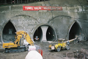 Ražba bočních opěrových tunelů