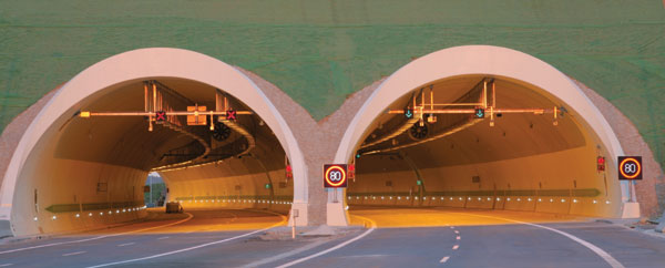 Architektonické řešení portálu tunelu (před osazením zádržného systému)