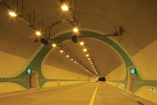 Architektonické řešení tunelu - zdůraznění únikové cesty a výklenku SOS systému