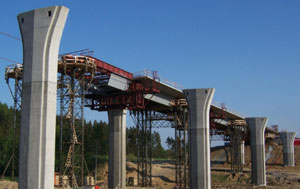 Výsun první části spřažené konstrukce mostu u Rzavé