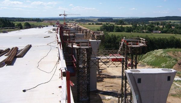Výsuv první části spřažené konstrukce mostu u Rzavé