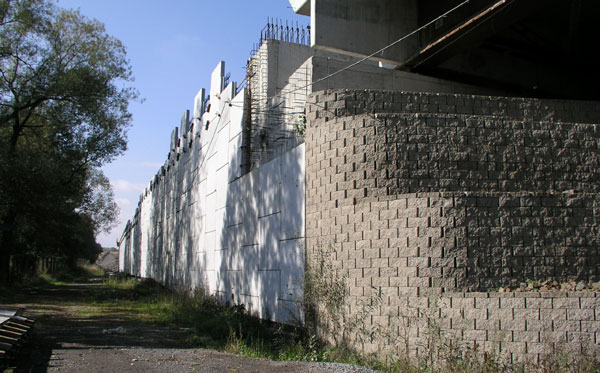 Vyztužená zemina v předpolí mostu v Ostravě