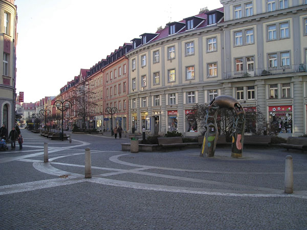 Zdařilá rekonstrukce veřejného prostranství, včetně mobiliáře. Hradec Králové, Baťkovo náměstí