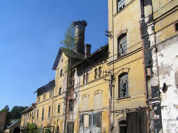 Pohled na nejstarší budovu pivovaru v Rudniku (vlevo), sladovnu a varnu, na ktwerou navazuje komunikačním prostorem blok chladného hospodářství