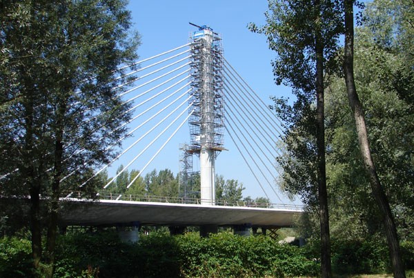 Téměr padesátimetrový pylon dálničního mostu na D 47