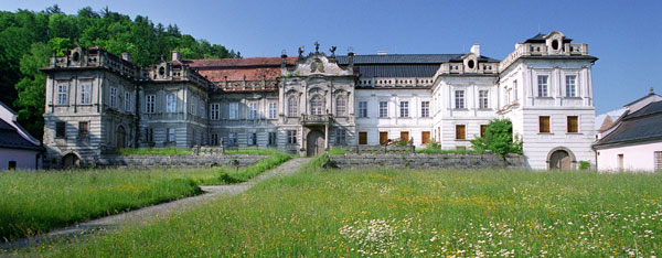 Stav rokokového zámku Nové Hrady v roce 1997