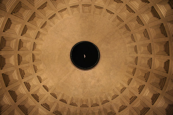 Betonová kopule Pantheonu v Římě realizovaná 118 až 125 n.l. 