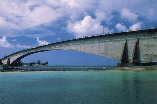 Obr. 1. Mostní stavba Koror-Babeldaob Bridge v tichomořské republice Palau po dokončení v roce 1977.