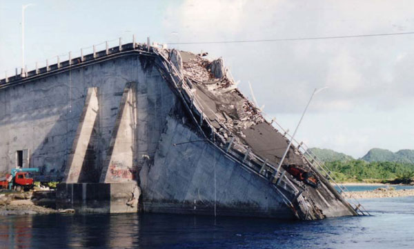 Obr. 3. Zřícení mostu v září 1996.