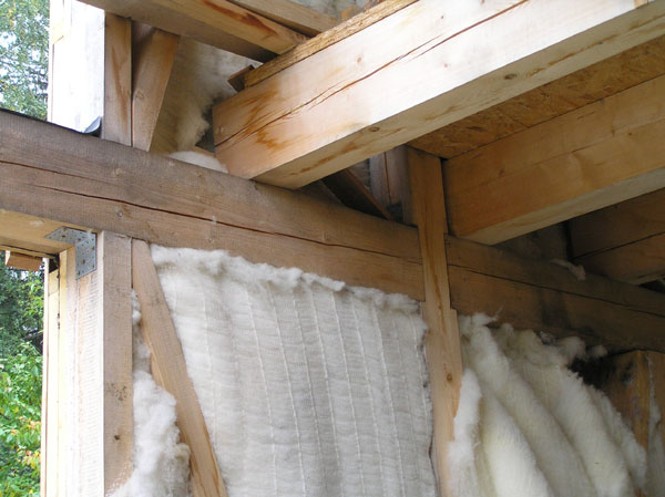 Detail zateplení lehkého obvodového pláště dřevostavby tepelnou izolací z ovčí vlny