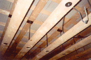 Obr. 11. Sanace stropu - podepření dřevěnou konstrukcí 