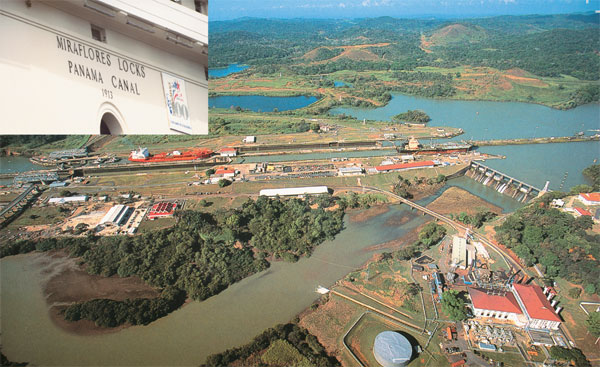 Celkový pohled na dvojitou plavební komoru Miraflores s vodní elektrárnou 