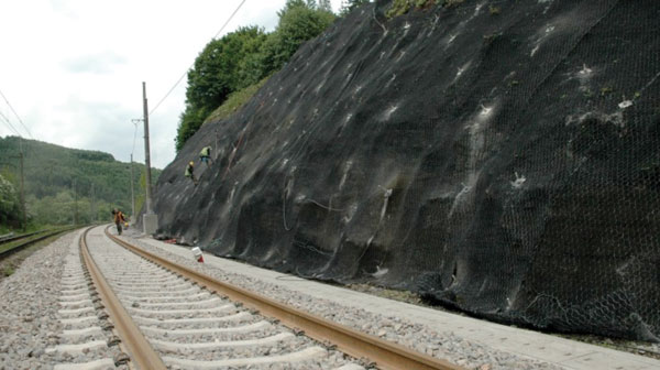 Sanace skalní stěny horolezeckým způsobem v blízkosti stanice Hoštejn