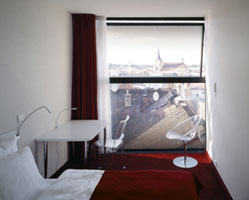 Interiér standardního hotelového pokoje s výhledem na panoráma Prahy