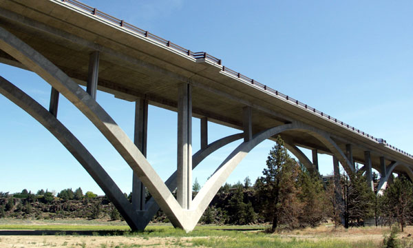 Most v Redmondu v americkém Oregonu