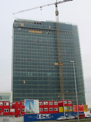 Pohled na západní fasádu těsně před dokončením 