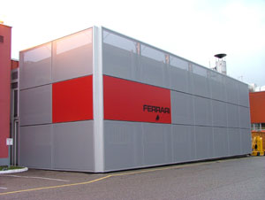 Provizorní kanceláře - buňky v areálu firmy FERRARI po montáží fasády