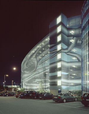 Letiště Vídeň - noční pohled na fasádu parkovacího domu