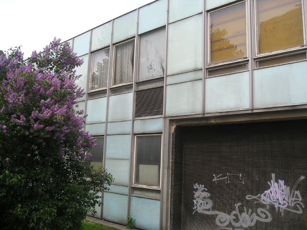 Budova s opláštěním z azbestocementových desek