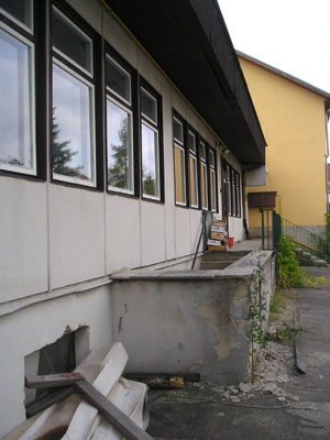 Budova mateřské školy s obvodovým pláštěm z desek obsahujících azbestová vlákna