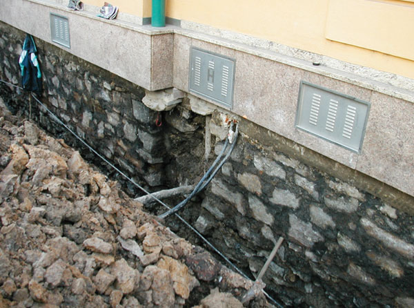 Pohled na provedený výkop v ulici Kollárově - podrobnost struktury stěny suterénu 
