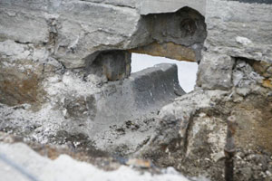 Kamenný chrlič v zábradlí mostu 