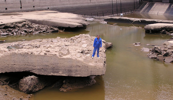 Pohled na betonovou kru porušeného dna vodohospodářského vývaru po povodni v roce 2002