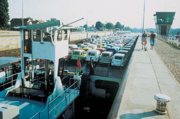 Obr. 12. Přeprava automobilů na řece Seině pod Paříží