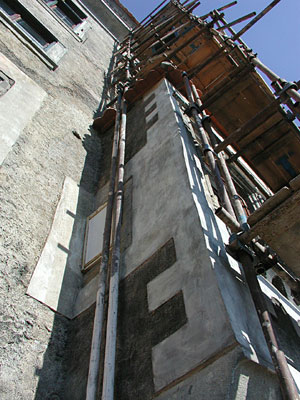 Boční stěna pozdně gotického arkýře po stabilizaci a doplnění omítek (stav po konzervaci, 2004)