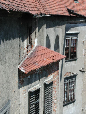 Nad pultovou střechou Malé rožmberské kaple se dochovala část archaické hrázděné konstrukce (stav před konzervací, 2003)