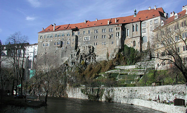 Celkový pohled na jižní průčelí Horního hradu od řeky Vltavy ( stav před konzervací, 2002)