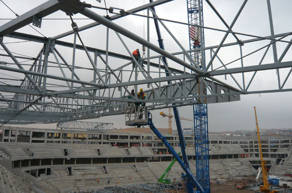 Montáž ocelové konstrukce zastřešení stadionu 