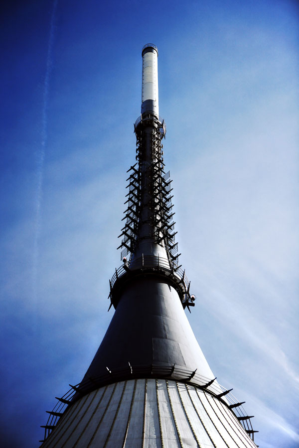 Laminátový nosný válec a anténní systém ještědské věže v roce 2008